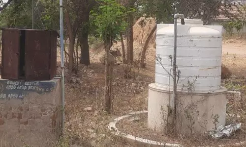 காட்சிப்பொருளான குடிநீா் தொட்டி