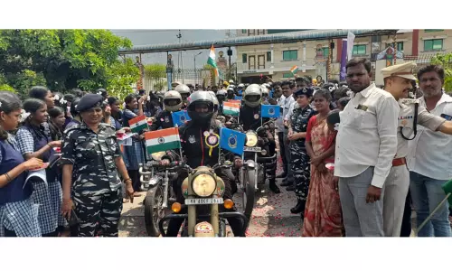 மத்திய பாதுகாப்பு படை வீராங்கனைகளுக்கு வரவேற்பு