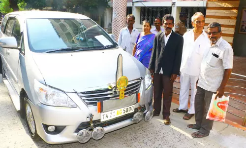 கலெக்டரின் கார் ஜப்தி செய்யப்பட்டதால் பரபரப்பு