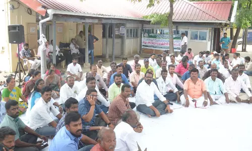 ஊராட்சி செயலாளர்கள் காத்திருப்பு போராட்டம்