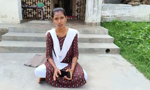 கணவருடன் சேர்த்து வைக்கக்கோரி பெண் தர்ணா கணவருடன் சேர்த்து வைக்கக்கோரி பெண் தர்ணா