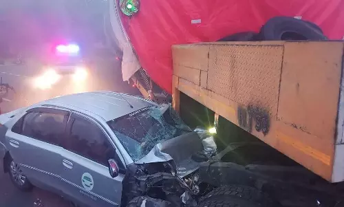 திண்டிவனத்தில் காற்றாலை பாகத்துடன் சென்ற லாரி மீது கார் மோதி விபத்து-வெளிநாட்டினர் உள்பட 3 போ் காயம்