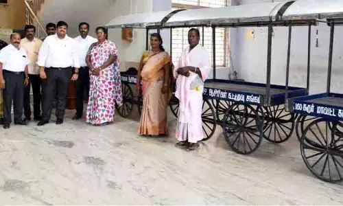 வாழ்வாதாரத்தை மேம்படுத்தும் வகையில் திருநங்கைகளுக்கு தள்ளுவண்டி வழங்கல்