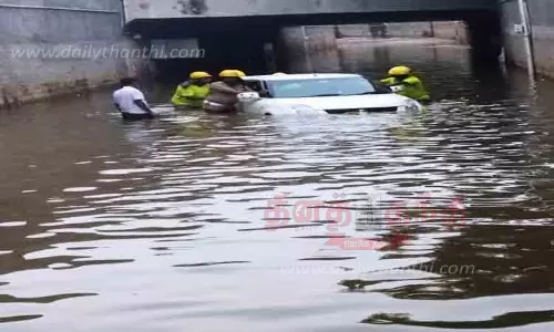 சுரங்கப்பாதையில் குளம்போல் தேங்கிய மழைநீர் முன்னாள் சபாநாயகரின் மகன் கார் சிக்கியது