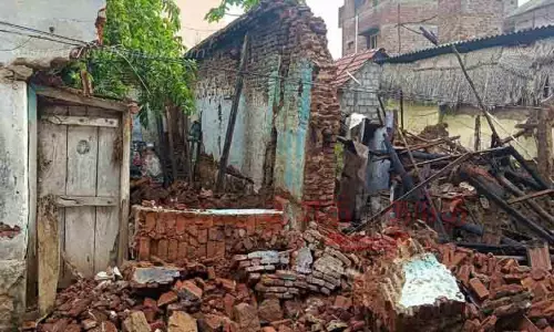 மழைக்கு வீட்டுச்சுவர் இடிந்தது; தம்பதி தப்பினர் பாலத்தின் அடியில் சிக்கிய சுற்றுலா பஸ் மீட்பு