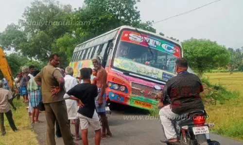 வயலில் இறங்கிய பஸ்; பயணிகள் உயிர் தப்பினர்