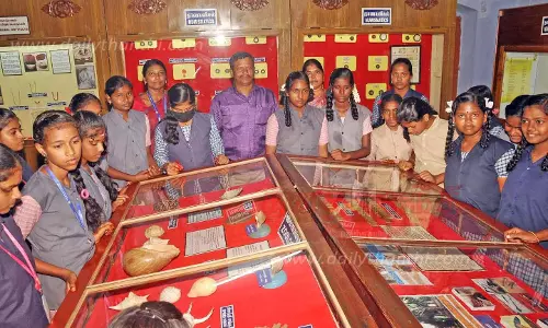 ஈரோடு அரசு அருங்காட்சியகத்தில் பள்ளிக்கூட மாணவர்கள் விழிப்புணர்வு சுற்றுலா ஈரோடு அரசு அருங்காட்சியகத்தில் பள்ளிக்கூட மாணவர்கள் விழிப்புணர்வு சுற்றுலா