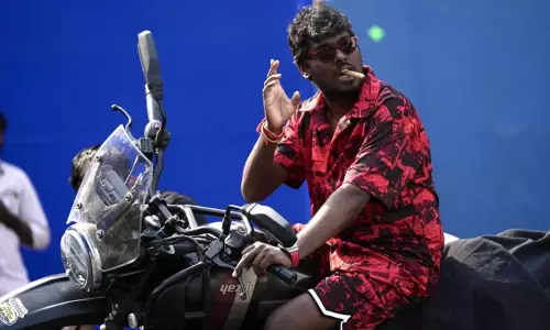 வாயில் சுருட்டுடன் அட்லீ.. வைரலாகும் புகைப்படம்