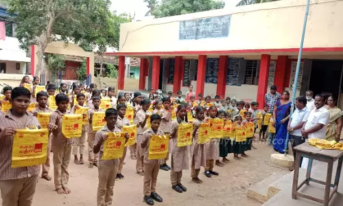 அரசு உதவிபெறும் பள்ளி மாணவர்களுக்கு மஞ்சப்பை