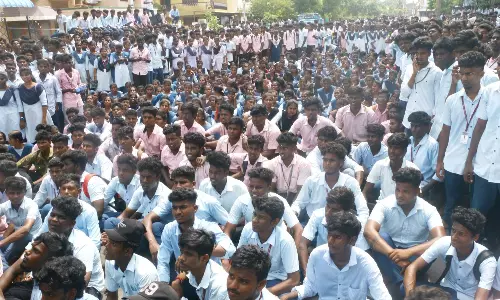 கடலூர் அரசு கல்லூரி மாணவர்கள் வகுப்பை புறக்கணித்து போராட்டம் கடலூர் அரசு கல்லூரி மாணவர்கள் வகுப்பை புறக்கணித்து போராட்டம்