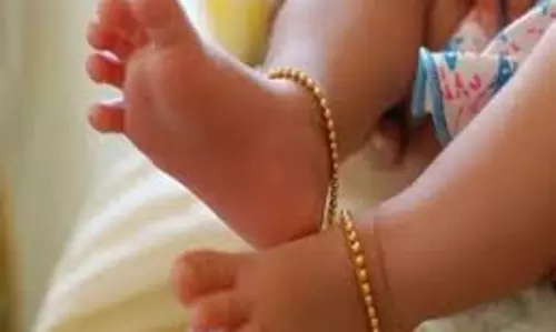 பெண் குழந்தையை காய்கறி பையில் வைத்து சுற்றிய தம்பதி