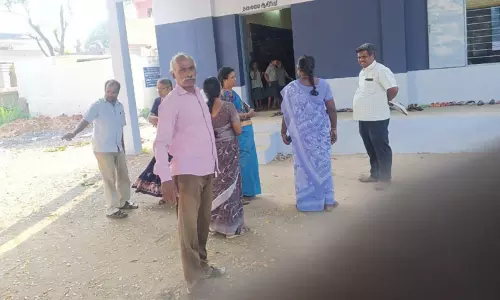 வகுப்பறையில் மாணவியை கட்டி வைத்த தாய்