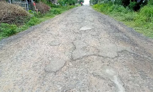 கந்தலான லக்கிநாயக்கன்பட்டி சாலையால் பஞ்சராகும் வாகனங்கள்