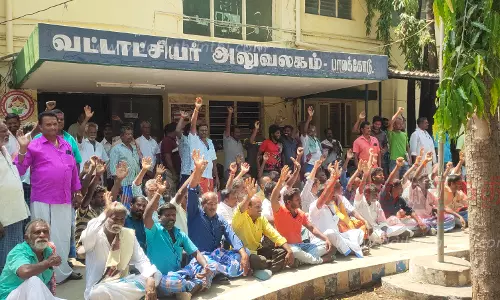 சுடுகாடுக்கு இட வசதிகோரிபாலக்கோடு தாசில்தார் அலுவலகத்தில் கிராம மக்கள் தர்ணா