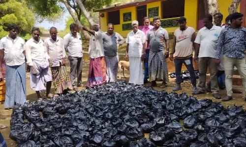 1,300 குடும்ப அட்டைதாரர்களுக்கு தலா 2½ கிலோ மீன்