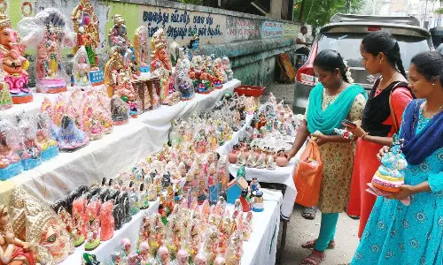 நவராத்திரி விழாவையொட்டிவிழுப்புரத்தில் விற்பனைக்கு வந்த கொலு பொம்மைகள் நவராத்திரி விழாவையொட்டிவிழுப்புரத்தில் விற்பனைக்கு வந்த கொலு பொம்மைகள்