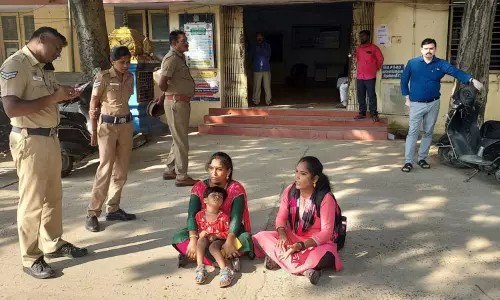 கை குழந்தையுடன் அக்காள்- தங்கை தர்ணா