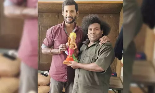 விஷாலுக்கு சிறப்பு பரிசளித்த யோகிபாபு