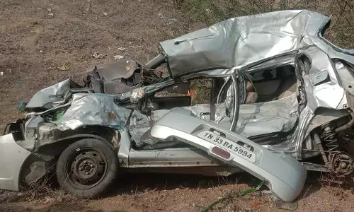 கார்-லாரி மோதல்; 3 வாலிபர்கள் பலி