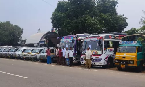 சுற்றுலா வாகன ஓட்டுனர்கள் வேலை நிறுத்தம்