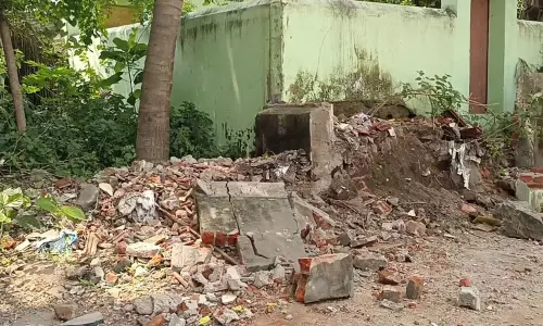 பள்ளி சுற்றுசுவர் விழுந்து மாணவன் காயம் பள்ளி சுற்றுசுவர் விழுந்து மாணவன் காயம்