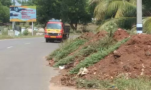 அந்தியூரில் இருந்து ஆப்பக்கூடல் செல்லும் ரோட்டில்மண்குவியலால் போக்குவரத்துக்கு இடையூறு