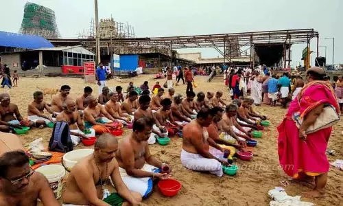 திருச்செந்தூர் கடற்கரையில் முன்னோர்களுக்கு தர்ப்பணம்