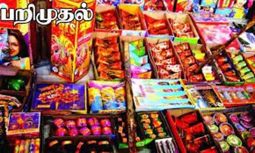 உப்பள்ளியில் குடோனில் பதுக்கிய 80 டன் பட்டாசுகள் பறிமுதல் உப்பள்ளியில் குடோனில் பதுக்கிய 80 டன் பட்டாசுகள் பறிமுதல்