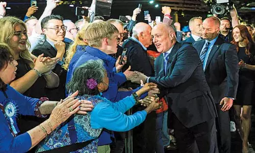 நியூசிலாந்து பொதுத்தேர்தலில் ஆளும் கட்சி தோல்வி; எதிர்க்கட்சி தலைவர் புதிய பிரதமராகிறார் நியூசிலாந்து பொதுத்தேர்தலில் ஆளும் கட்சி தோல்வி; எதிர்க்கட்சி தலைவர் புதிய பிரதமராகிறார்