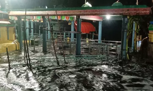 பஞ்சலிங்க அருவியில் வெள்ளப்பெருக்கு பஞ்சலிங்க அருவியில் வெள்ளப்பெருக்கு