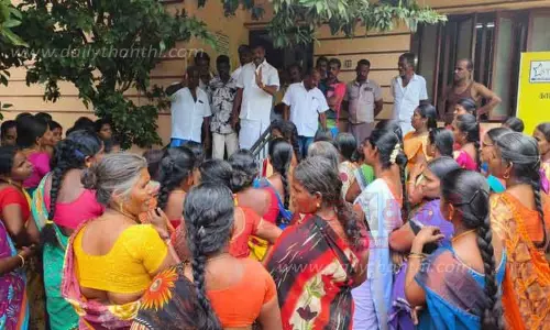 பீடிக்கடையை பெண்கள் முற்றுகை