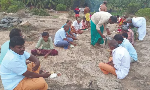 மழை வேண்டி பக்தர்கள் நூதன வழிபாடு மழை வேண்டி பக்தர்கள் நூதன வழிபாடு