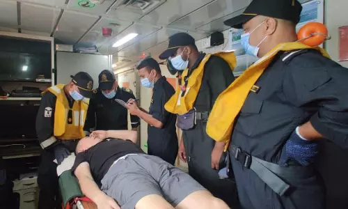 கப்பல் பயணத்தில் பக்கவாதத்தால் பாதிக்கப்பட்ட சீன நாட்டுக்காரர்; கடலோர காவல்படை மீட்டது