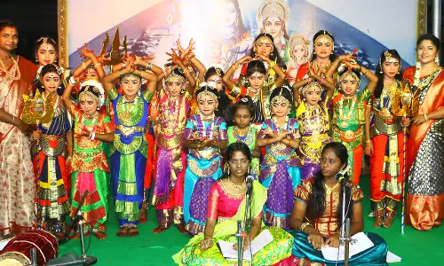 மாணவிகளின் பரதநாட்டிய நிகழ்ச்சி