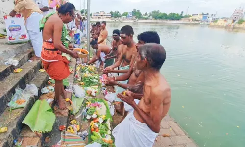 திருவாரூர் கமலாலய குளத்தில் ஏராளமானோர் புனித நீராடினர்