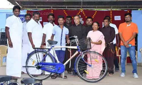 மாணவர்களுக்கு விலையில்லா சைக்கிள்கள்