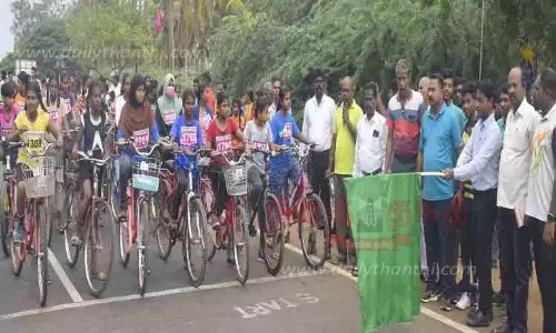 மாணவர்களுக்கு சைக்கிள் போட்டி