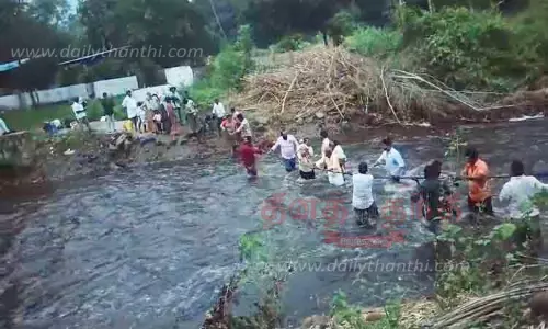 திடீர் மழையால் ஆற்றில் வெள்ளம்; கரை திரும்ப முடியாமல் தவித்த 70 பேர்