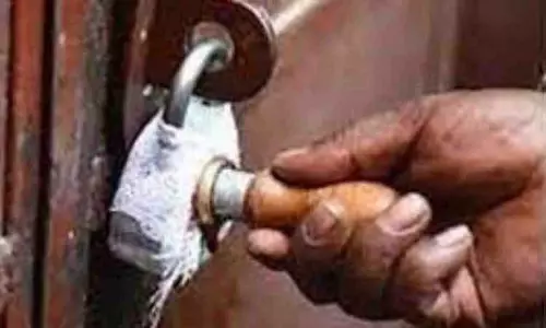 ஆசனூரில் அனுமதியின்றி செயல்பட்ட 2 விடுதிகளுக்கு சீல்