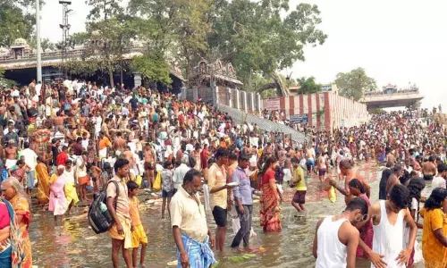 மகாளய அமாவாசை:பவானி கூடுதுறையில் பக்தர்கள் குவிந்தனர்காவிரியில் புனித நீராடி, முன்னோருக்கு திதி கொடுத்தனர்