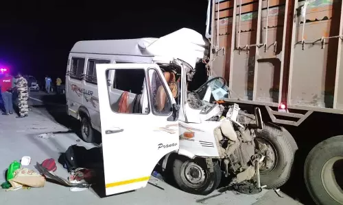 லாரி மீது வேன் மோதி 12 பக்தர்கள் பலி; 23 பேர் காயம் லாரி மீது வேன் மோதி 12 பக்தர்கள் பலி; 23 பேர் காயம்