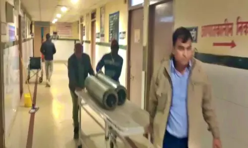 தானே அருகே மாநகராட்சி ஆஸ்பத்திரியில் ஆக்சிஜன் கசிந்ததால் பரபரப்பு தானே அருகே மாநகராட்சி ஆஸ்பத்திரியில் ஆக்சிஜன் கசிந்ததால் பரபரப்பு