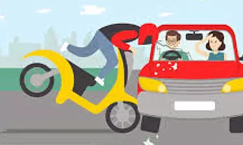 கார் மீது மோட்டார் சைக்கிள் மோதல்; வாலிபர்  பலி
