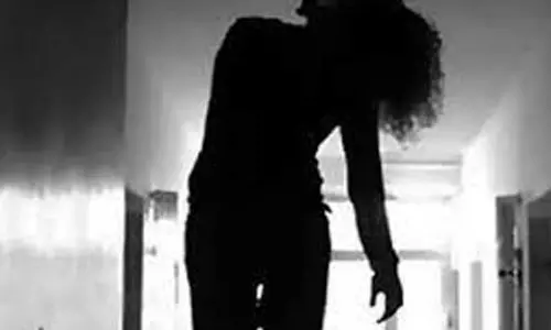 முக்காணியில் பள்ளி மாணவி தூக்கு போட்டு தற்கொலை