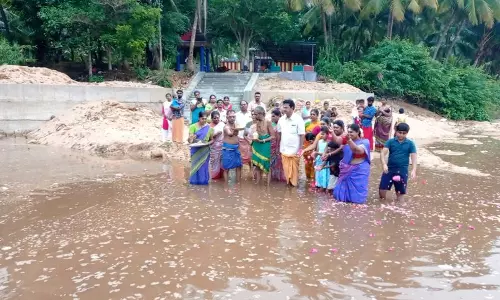 மூலவைகை ஆற்றில் நீர்வரத்து:மலர் தூவி வரவேற்ற பொதுமக்கள் மூலவைகை ஆற்றில் நீர்வரத்து:மலர் தூவி வரவேற்ற பொதுமக்கள்