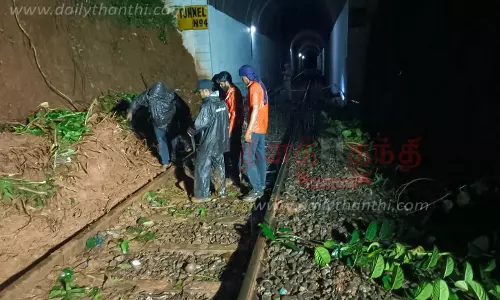 தண்டவாளத்தில் மண் சாிவு