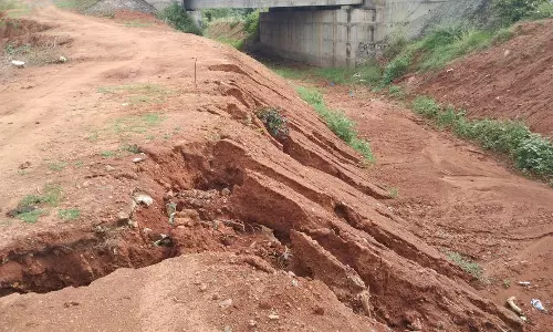 கூடலூர் அருகேகனமழையால் சேதமடைந்த சாலை:சீரமைக்க விவசாயிகள் கோரிக்கை கூடலூர் அருகேகனமழையால் சேதமடைந்த சாலை:சீரமைக்க விவசாயிகள் கோரிக்கை