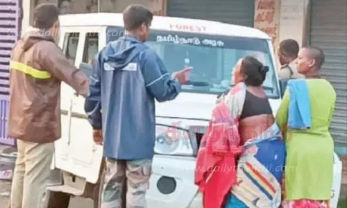 வனத்துறை அதிகாரி வாகனத்தை சிறைபிடித்த நரிக்குறவ பெண்கள்