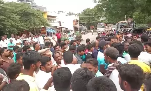 மோட்டார் சைக்கிள் காலில் ஏறியதால்வாலிபர்களை தாக்கிய போலீஸ் சப்-இன்ஸ்பெக்டர்உறவினர்கள் சாலை மறியலில் ஈடுபட்டதால் பரபரப்பு