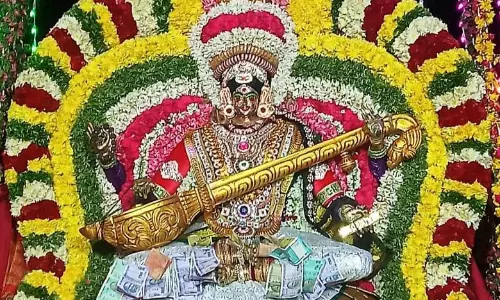 பெரியநாயகி அம்மன் கோவிலில் ஊஞ்சல் உற்சவம்